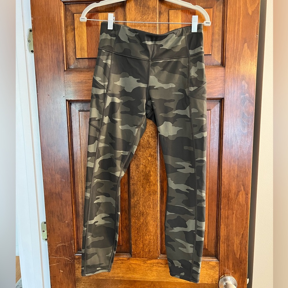 Athleta camo contender 7/8 leggings